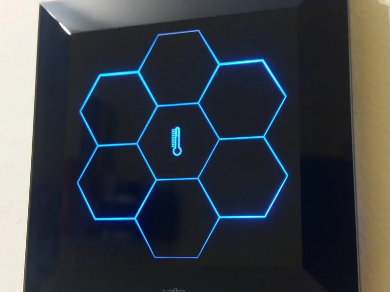 Szklany panel dotykowy – włącznik do automatyki domowej